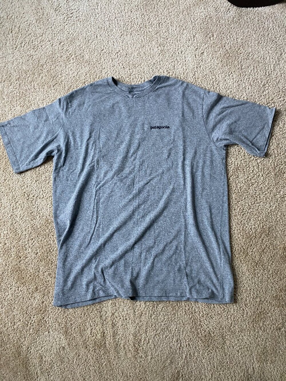 Patagonia Signature Logo Graphic T-Shirt – Gray – Men’s Size L